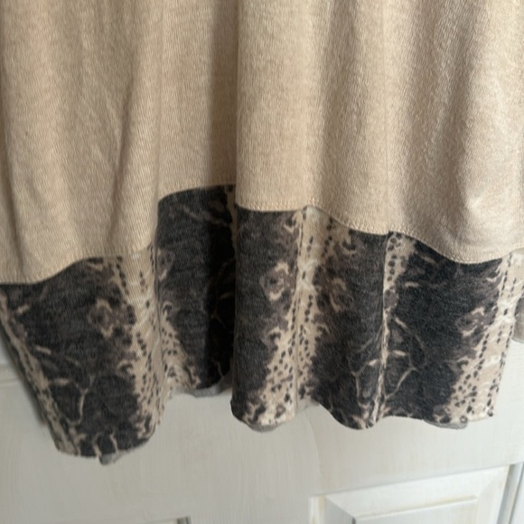 BKE Vneck Long sleeve top size XS - Picture 2 of 4